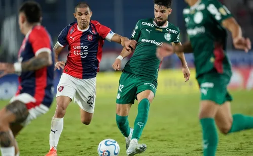 
          Imagem ilustrativa da imagem Palmeiras cochila, leva gol contra de goleiro e empata com Cerro na Libertadores
          