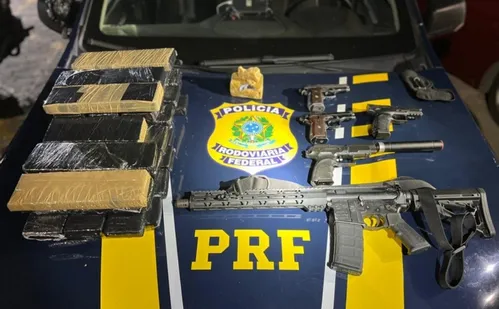 
          Imagem ilustrativa da imagem Polícia encontra arma israelense, drogas e munições em carro na BR-101 no ES
          