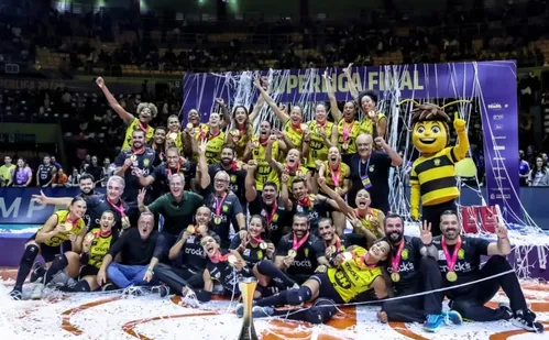 
          Imagem ilustrativa da imagem Praia Clube supera desconfiança, bate Minas e conquista Superliga
          