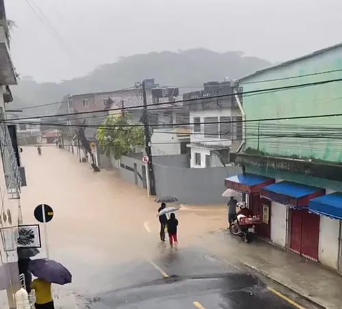 
          Imagem ilustrativa da imagem Recife em estágio de alerta disponibiliza abrigos para moradores de áreas de risco
          
