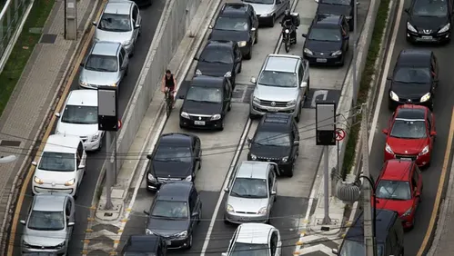 
          Imagem ilustrativa da imagem Recife lidera ranking das cidades mais congestionadas do Brasil em 2025
          