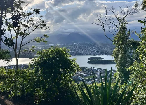 
          Imagem ilustrativa da imagem Remo no nascer do sol, trilhas e riqueza marinha: as belezas naturais de Vitória
          