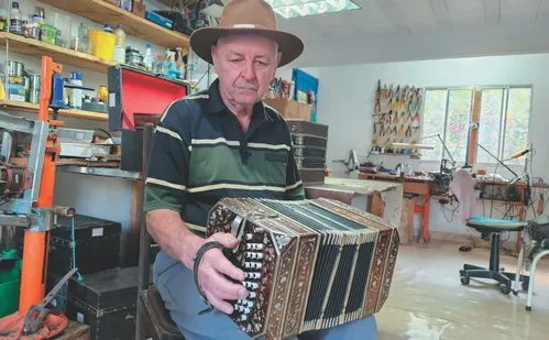 
          Imagem ilustrativa da imagem Seu Angelino: o último fabricante de concertinas em atividade no Espírito Santo
          