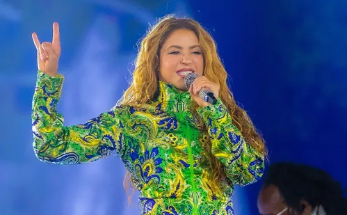 
          Imagem ilustrativa da imagem Shakira canta de 'Estoy Aquí' a 'País Tropical' para multidão em Copacabana
          