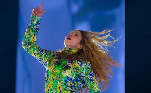 
          Imagem ilustrativa da imagem Shakira canta de 'Estoy Aquí' a 'País Tropical' para multidão em Copacabana
          
