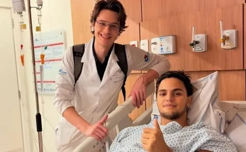 
          Imagem ilustrativa da imagem Sobrevivente de queda de avião em Belo Horizonte aparece em foto no hospital
          