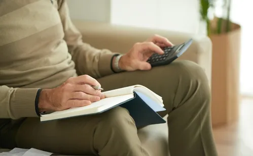 
          Imagem ilustrativa da imagem Superendividamento: maioria dos idosos já recorreu a crédito para pagar contas
          