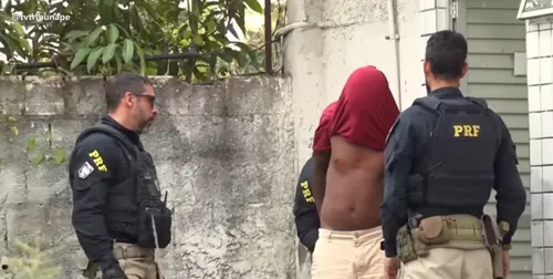 
          Imagem ilustrativa da imagem Suspeito de chefiar facção criminosa na Bahia é preso no Recife após fazer reféns
          