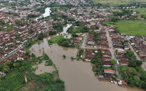 
          Imagem ilustrativa da imagem Timbaúba mobiliza abrigos após transbordamento do Rio Tiuma e 115 desalojados
          