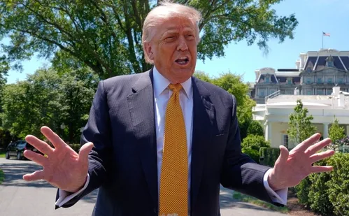 
          Imagem ilustrativa da imagem Trump chama repórter de 'burra' após pergunta sobre custo de salão na Casa Branca
          
