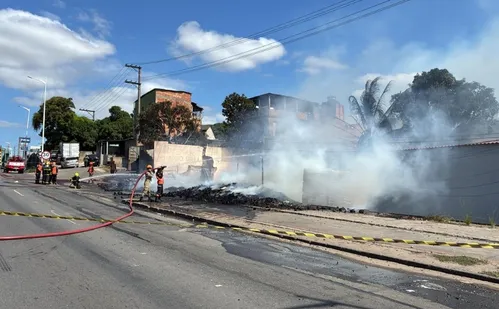 
          Imagem ilustrativa da imagem VÍDEO | Incêndio em depósito interdita totalmente trecho da BR-101 em Cariacica
          