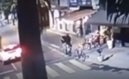 
          Imagem ilustrativa da imagem VÍDEO | Suspeitos usam carro roubado para promover ataque na Serra
          