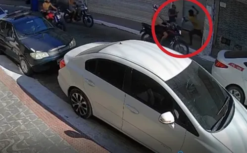 
          Imagem ilustrativa da imagem VÍDEO: PM atira em homem em situação de rua para se defender de ataque em Guarapari
          