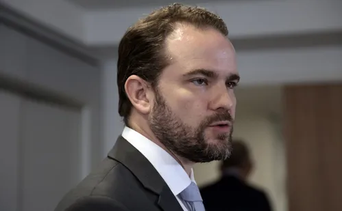 
          Imagem ilustrativa da imagem Veja como será a liberação do FGTS para quem ganha até R$ 8.105 quitar dívidas
          