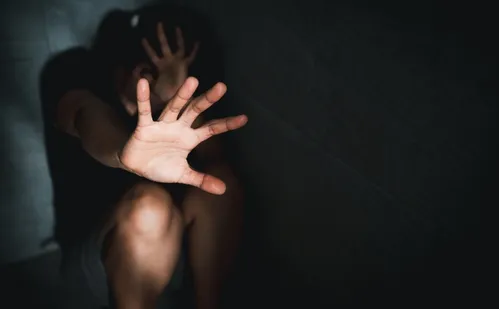 
          Imagem ilustrativa da imagem Youtuber de 16 anos denuncia pai por abuso sexual e violência doméstica no CE
          