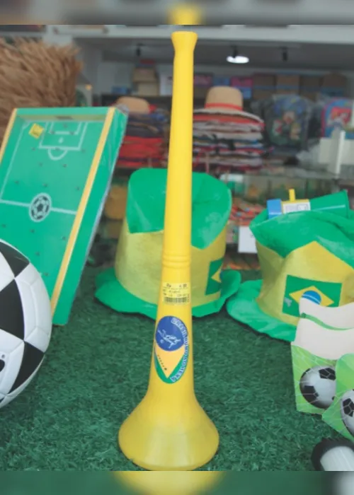 
          Imagem ilustrativa da imagem Lojas apostam em enfeites para torcer pelo Brasil na Copa
          
