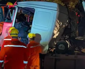 Imagem ilustrativa da imagem Acidente entre caminhões deixa motorista preso em ferragens