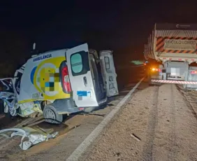 Imagem ilustrativa da imagem Ambulância bate em bitrem e três pessoas morrem na BR-316, em Ouricuri