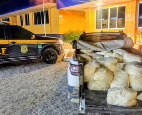Imagem ilustrativa da imagem Carga de 700 kg de laticínio ilegal é apreendida pela PRF em Garanhuns
