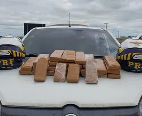 Imagem ilustrativa da imagem Casal detido pela PRF com 23 quilos de maconha escondidos no painel do carro