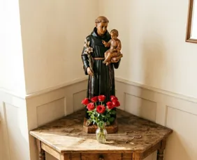 Imagem ilustrativa da imagem DIA DE SANTO ANTÔNIO. Veja simpatias para ajudar a encontrar ou fortalecer um amor