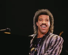 Imagem ilustrativa da imagem Lionel Richie tranquiliza fãs após ter passado mal em show nos Estados Unidos