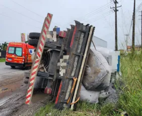 Imagem ilustrativa da imagem Motorista de caminhão morre após bater em carreta parada fora da via na BR-101