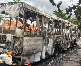 Imagem ilustrativa da imagem Ônibus é incendiado na BR-101 na Zona Oeste do Recife