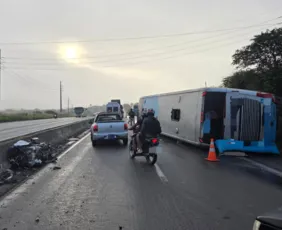 Imagem ilustrativa da imagem Ônibus tomba na BR-232 e deixa 16 feridos em Caruaru