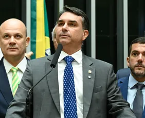 Imagem ilustrativa da imagem Flávio Bolsonaro participa de comício no bairro do Recife nesta quarta-feira (16)