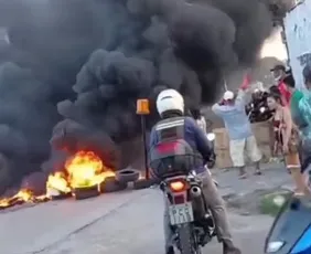 Imagem ilustrativa da imagem Protesto bloqueou Avenida Recife por auxílio de R$ 2,5 mil. Governo responde