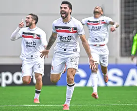 Imagem ilustrativa da imagem Santa Cruz vence o Brusque com gol nos acréscimos