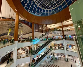 Imagem ilustrativa da imagem Shoppings fecharão mais cedo neste domingo por causa do jogo do Brasil