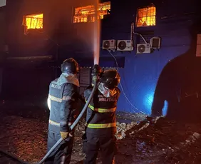 Imagem ilustrativa da imagem VÍDEO: Incêndio destrói lojas no Bairro de São José, no Recife