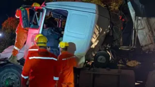 Imagem ilustrativa da imagem Acidente entre caminhões deixa motorista preso em ferragens
