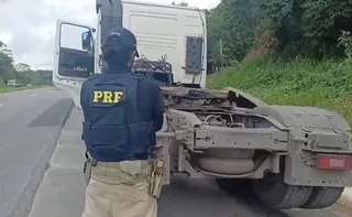 Imagem ilustrativa da imagem Caminhoneiro bêbado é detido após causar acidente e morte na BR-101, Recife