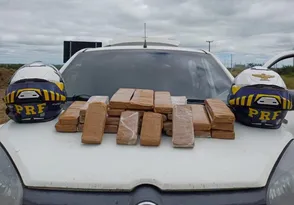 Imagem ilustrativa da imagem Casal detido pela PRF com 23 quilos de maconha escondidos no painel do carro