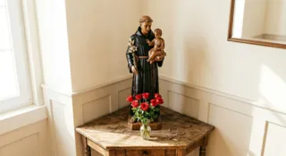 Imagem ilustrativa da imagem DIA DE SANTO ANTÔNIO. Veja simpatias para ajudar a encontrar ou fortalecer um amor