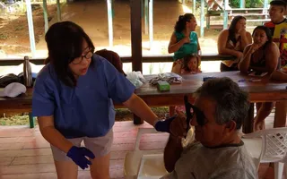 Imagem ilustrativa da imagem Família chinesa acolhida no Recife trata olhos de indígenas na Amazônia