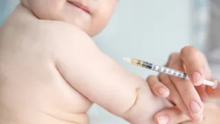 Imagem ilustrativa da imagem Recife amplia proteção infantil com a chegada da vacina Pneumo 20