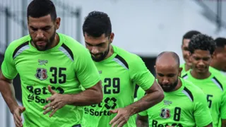 Imagem ilustrativa da imagem Santa Cruz tem treino cancelado após protesto de jogadores por atraso salarial