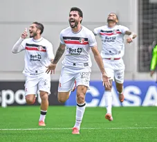 Imagem ilustrativa da imagem Santa Cruz vence o Brusque com gol nos acréscimos