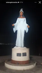 Imagem ilustrativa da imagem Irmã de Beyoncé publica foto da escultura de Iemanjá na Praia de Camburi