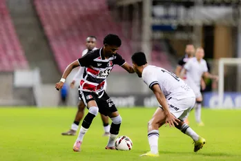 Imagem ilustrativa da imagem Santa Cruz tem sequência de vitórias interrompida pelo Figueirense na Arena PE