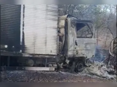 Vento e vegetação seca aceleram as chamas em frente ao Vilas do Mar; Bombeiros acionados e alerta por focos também em Manguinhos