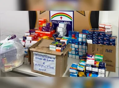 os militares encontraram uma sacola em um terreno baldio contendo 157 unidades de cocaína, 57 de maconha, 46 de crack, cinco porções de haxixe do tipo crumble , um radiocomunicador e R$59,80 em espécie