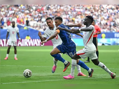 Goleiro Emiliano Martínez, da Argentina, faz defesa na partida entre Argentina e Suíça válida pelas quartas de final da Copa do Mundo 2026