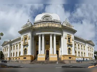 Gizele Fontoura comenta que quando o emagrecimento é muito grande, é preciso fazer uma reforma maior na roupa para retirar o excesso de tecido