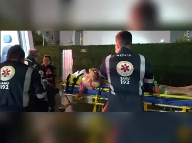Vento e vegetação seca aceleram as chamas em frente ao Vilas do Mar; Bombeiros acionados e alerta por focos também em Manguinhos