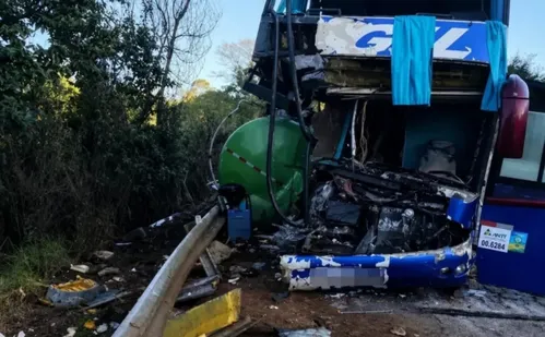 
          Imagem ilustrativa da imagem Acidente com ônibus de romeiros rumo a Aparecida deixa dois mortos em MG
          